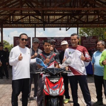 Bupati Sukamara Ikuti Jalan Sehat di Desa Jihing