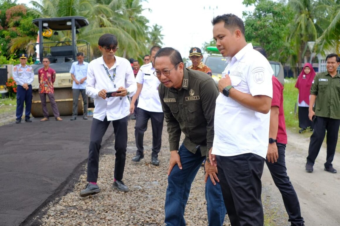 Bupati Tinjau Pengerjaan Jalan Poros Desa Sungai Pasir