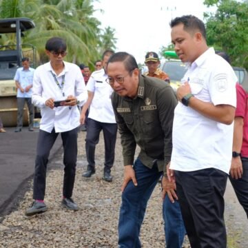 Bupati Tinjau Pengerjaan Jalan Poros Desa Sungai Pasir