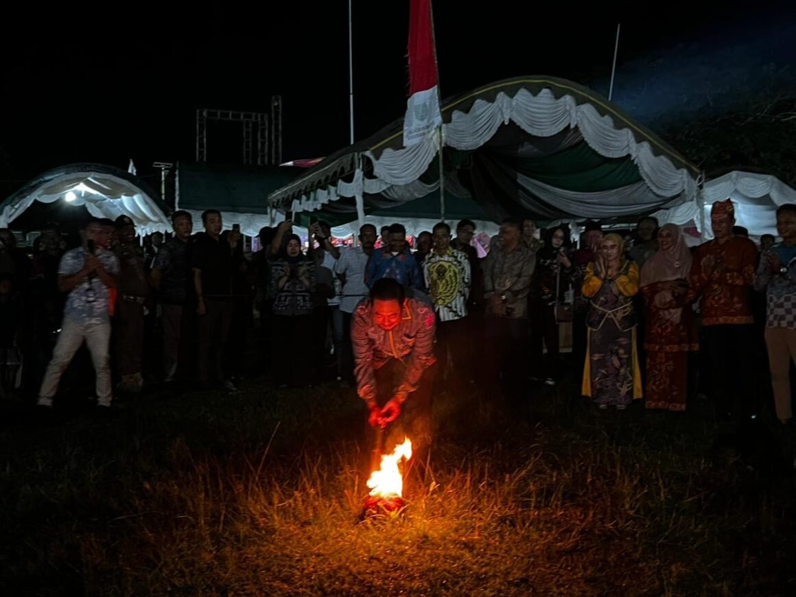 Bupati Sukamara Saksikan Pertandingan Sepak Bola Sawut