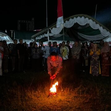 Bupati Sukamara Saksikan Pertandingan Sepak Bola Sawut