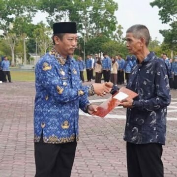 Bupati Serahkan Tali Asih Kepada ASN Masa Purna Tugas