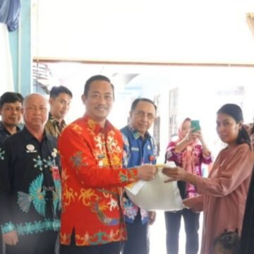 Bupati Sukamara Serahkan Secara Simbolis Bantuan Pangan Beras