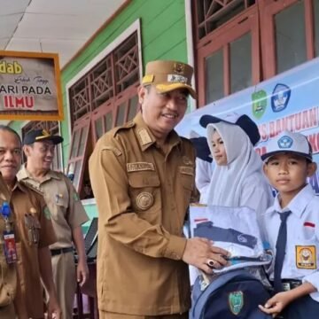 Bupati Serahkan Simbolis Bantuan Perlengkapan Sekolah