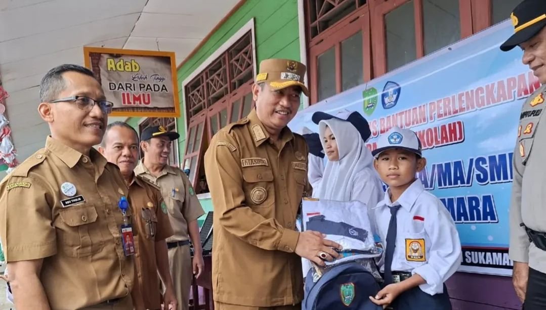 d1c56090-d7e6-4131-b8ac-d95eb329dd93 Bupati Serahkan Simbolis Bantuan Perlengkapan Sekolah