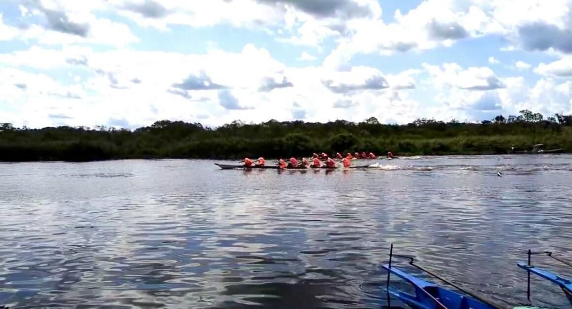 Bupati Saksikan Lomba Dayung dan Balap Perahu