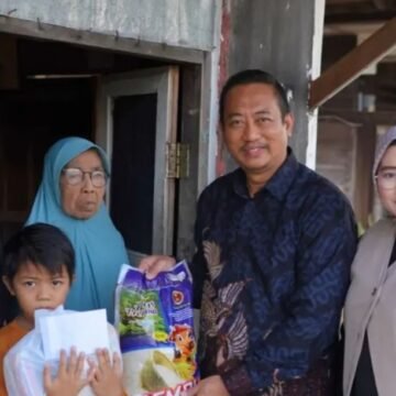 ec0348d1-71d3-475b-8df4-3123d959c233 Bupati Turun Langsung ke Lapangan Serahkan Sembako Gratis untuk Anak Yatim