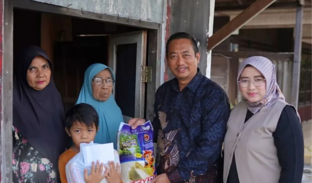 ec0348d1-71d3-475b-8df4-3123d959c233 Bupati Turun Langsung ke Lapangan Serahkan Sembako Gratis untuk Anak Yatim