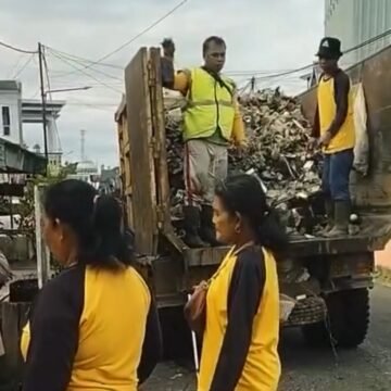 DLH Sukamara Bersihkan Sampah dan Drainase di Kawasan Rawan Banjir