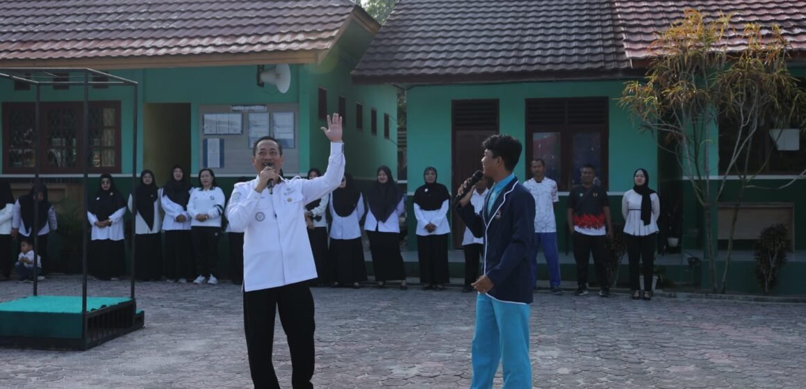 Bupati Monitoring Pembagian Seragam Gratis