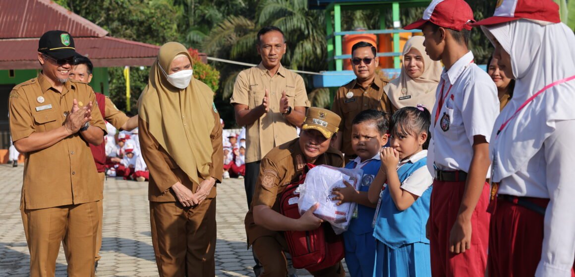 JHO_2141.JPG Bupati Serahkan Seragam Gratis Sekolah