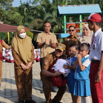 JHO_2141.JPG Bupati Serahkan Seragam Gratis Sekolah
