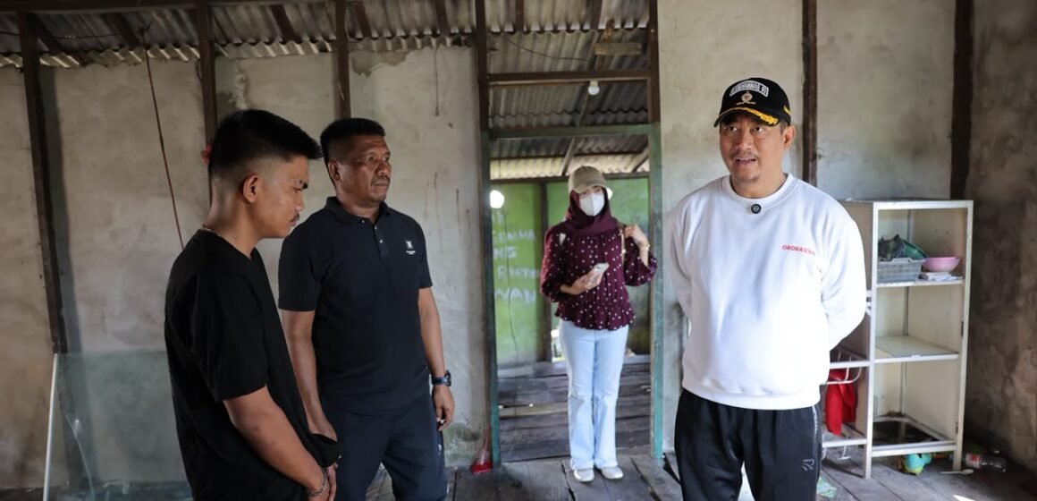 Bupati Sukamara Cek Progres Pembangunan Rumah BSPS di Kelurahan Kuala Jelai