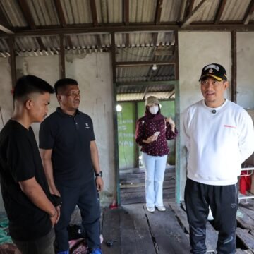 Bupati Sukamara Cek Progres Pembangunan Rumah BSPS di Kelurahan Kuala Jelai
