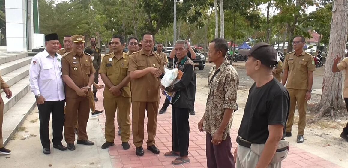 Serahkan Bantuan Pangan Huma Betang, Bupati Sukamara Ingatkan Pentingnya Kebutuhan Gizi Keluarga