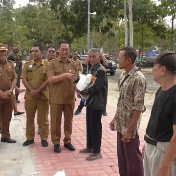 Serahkan Bantuan Pangan Huma Betang, Bupati Sukamara Ingatkan Pentingnya Kebutuhan Gizi Keluarga