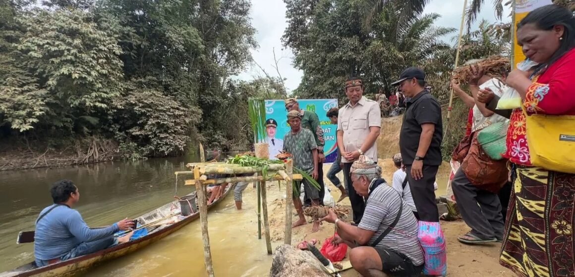WhatsApp Image 2026-09-10 at 23.30.19 Lestarikan Warisan Leluhur, Masyarakat Desa Jihing Gelar Tradisi Menuba di Sungai Mapam