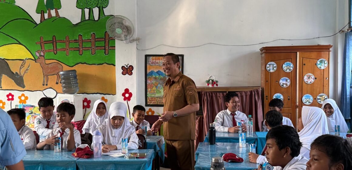 Pemkab Sukamara Bagikan Susu dan Masker untuk Siswa SDN Mendawai 2