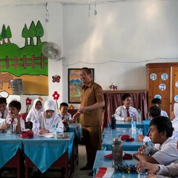 WhatsApp Image 2026-09-11 at 07.13.55 Pemkab Sukamara Bagikan Susu dan Masker untuk Siswa SDN Mendawai 2