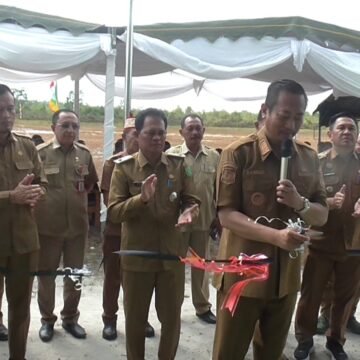WhatsApp Image 2026-09-11 at 08.13.03 Tingkatkan Sarana Olahraga Desa, Bupati Masduki Resmikan Tribun Lapangan Mulia Aman Sejahtera