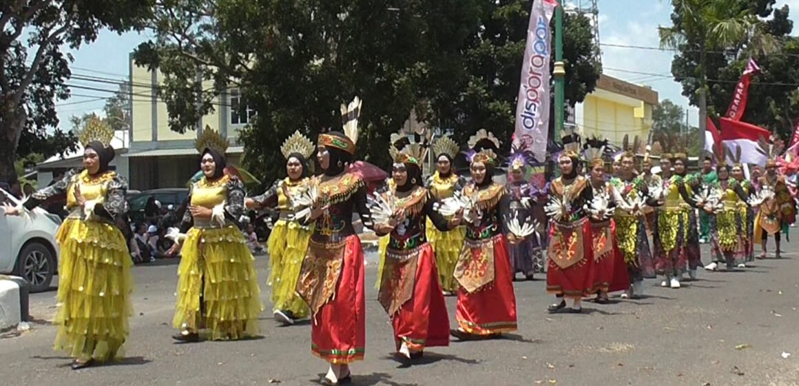 Meriah! 61 Regu Ikuti Pawai Pembangunan HUT ke-81 RI di Sukamara