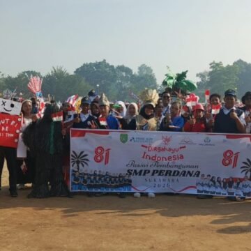 Ikuti Pawai Pembangunan, SMP Perdana Sukamara Kenalkan Diri ke Masyarakat