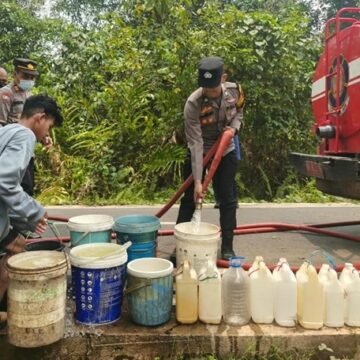 WhatsApp Image 2026-09-21 at 17.19.34 (1) Langkah Polres Barsel Ringankan Beban Warga yang Mengalami Kekeringan