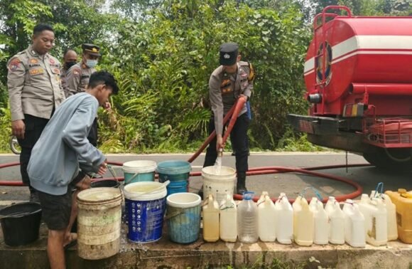 WhatsApp Image 2026-09-21 at 17.19.34 (1) Langkah Polres Barsel Ringankan Beban Warga yang Mengalami Kekeringan