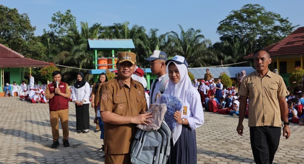 39 Tahun Ajaran Baru Dimulai, Bupati Sukamara Bagikan Seragam Gratis