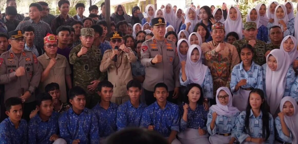 Dampingi Kunjungan Gubernur Kalteng di SMAN 1 Balai Riam, Bupati Masduki Minta Pelajar Berani Bermimpi