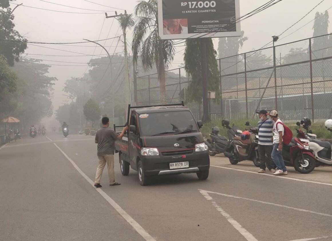 Peduli Kesehatan Warga, PWI Barito Utara Bergerak Baikan Masker di Tengah Kabut Asap
