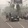 Peduli Kesehatan Warga, PWI Barito Utara Bergerak Baikan Masker di Tengah Kabut Asap