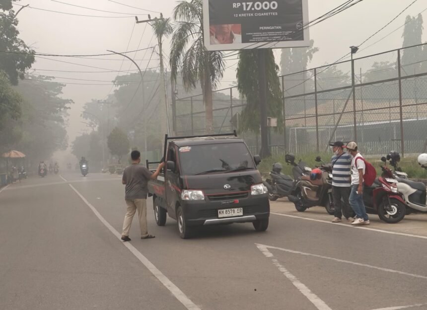 Peduli Kesehatan Warga, PWI Barito Utara Bergerak Baikan Masker di Tengah Kabut Asap